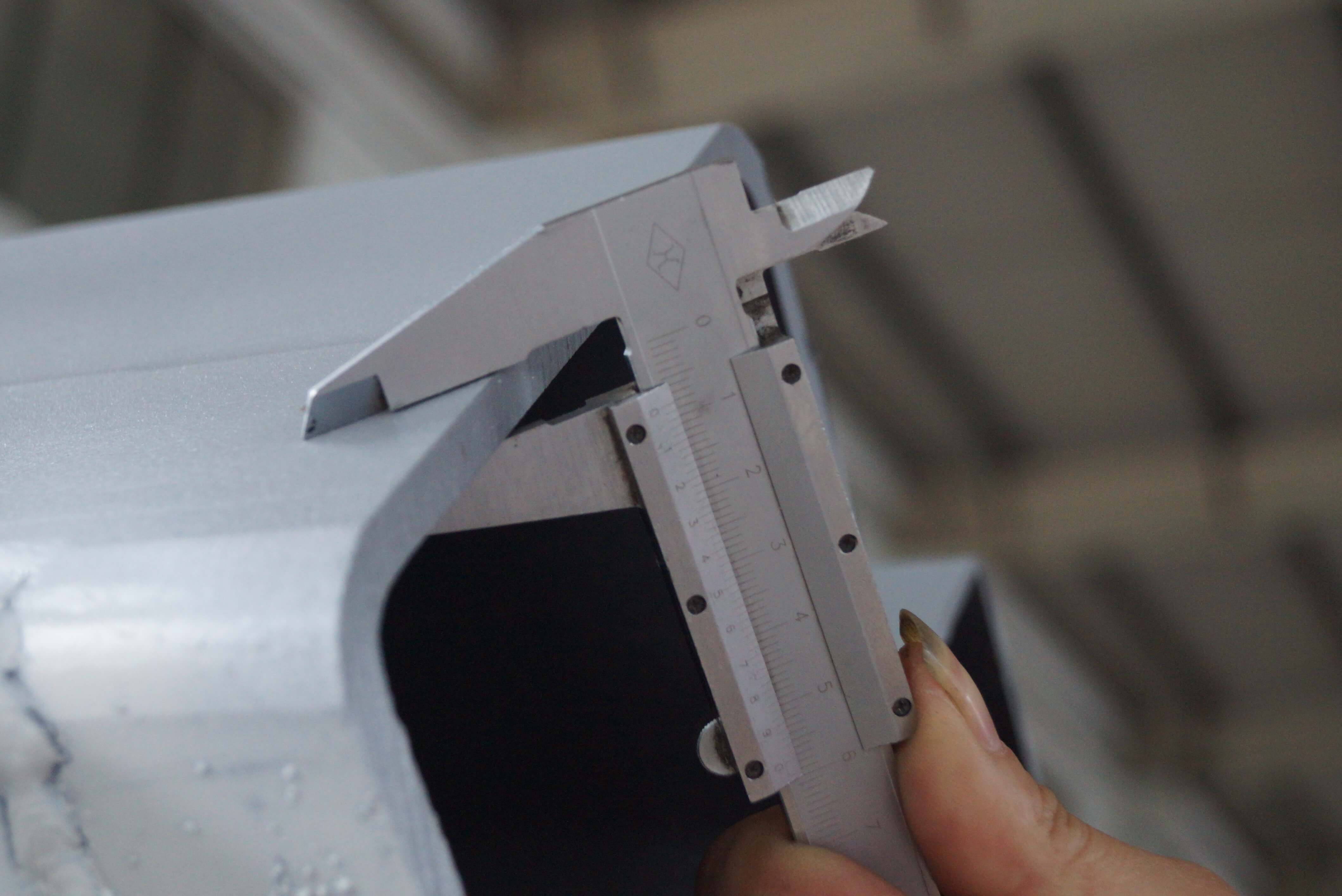 Perforadora CNC E3 con función de perforación de orificio lateral